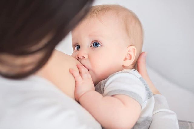 Почему новорожденные срыгивают после кормления